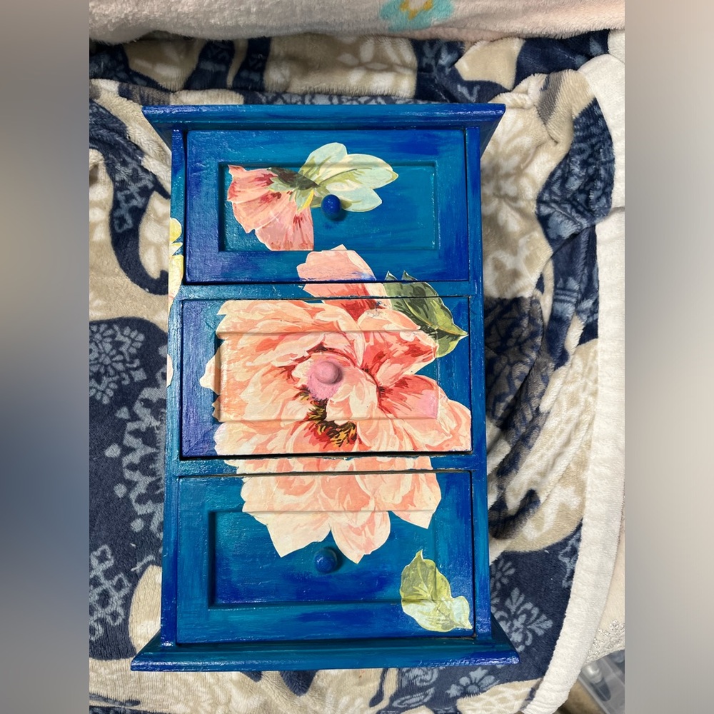 Like new hand painted jewelry box